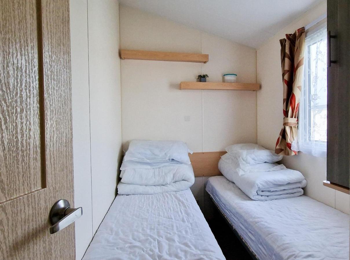 Great 8 Berth Caravan For Hire At St Osyth Beach In Essex Ref 28123Gc 클랙톤온씨 외부 사진