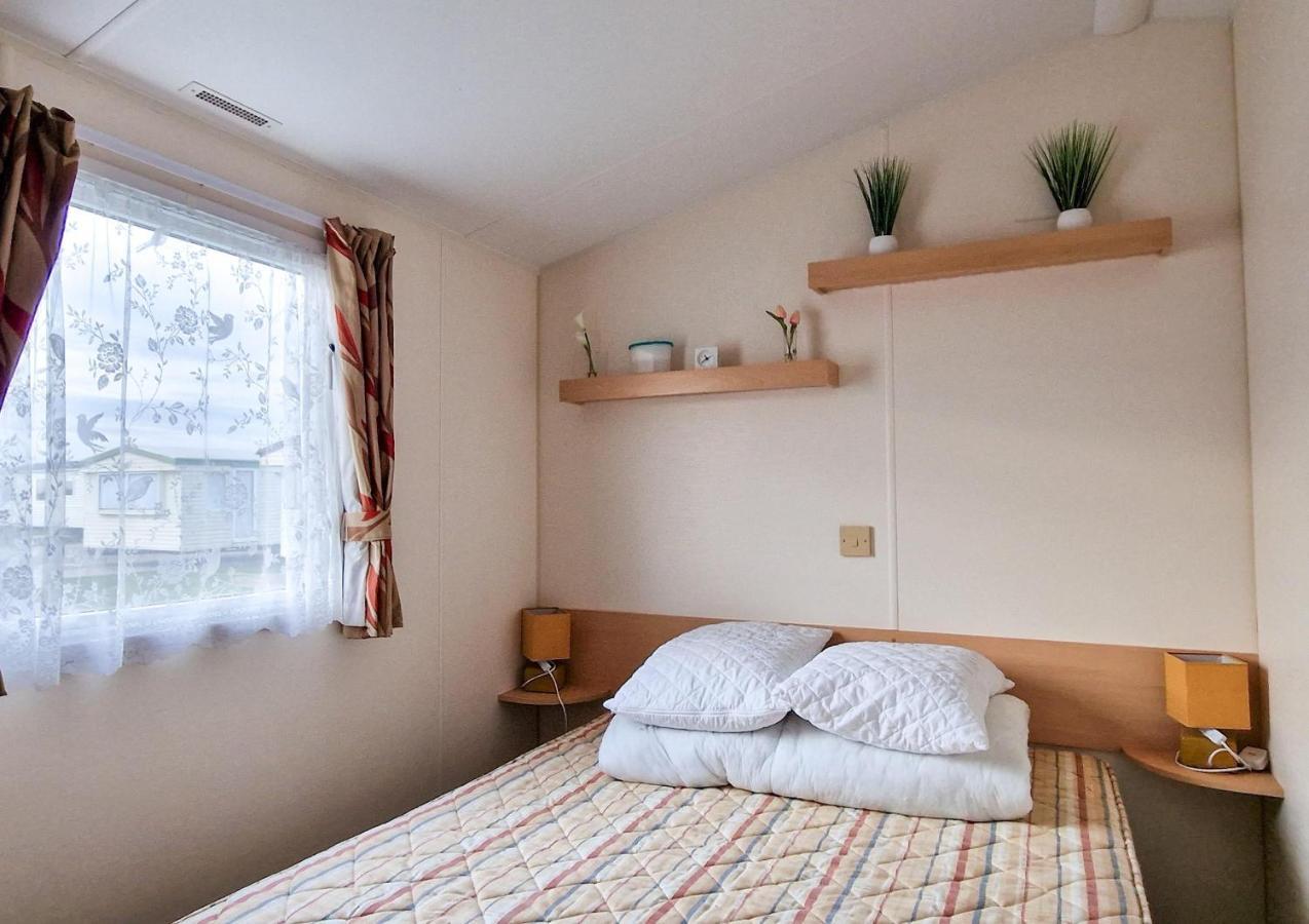 Great 8 Berth Caravan For Hire At St Osyth Beach In Essex Ref 28123Gc 클랙톤온씨 외부 사진